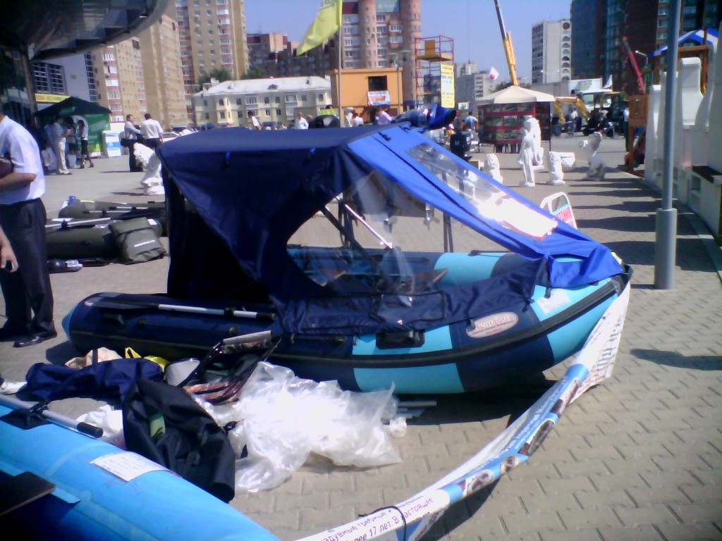 строительная выставка Уфа: лодка с тентом
