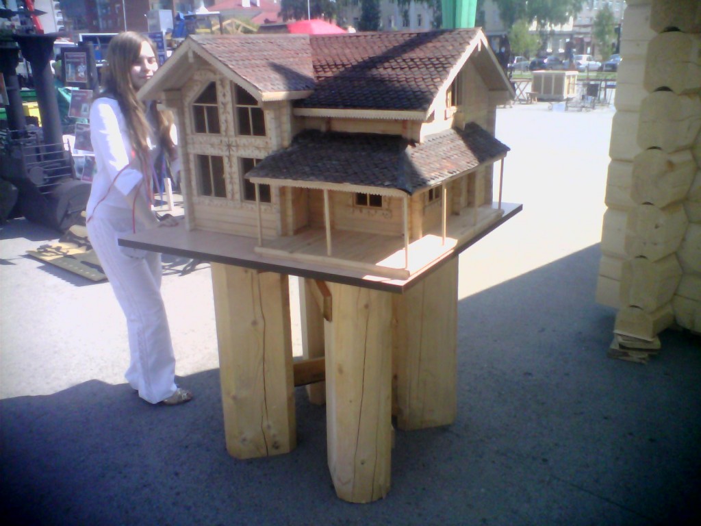 строительная выставка Уфа: уменьшеная копия домика из бруса
