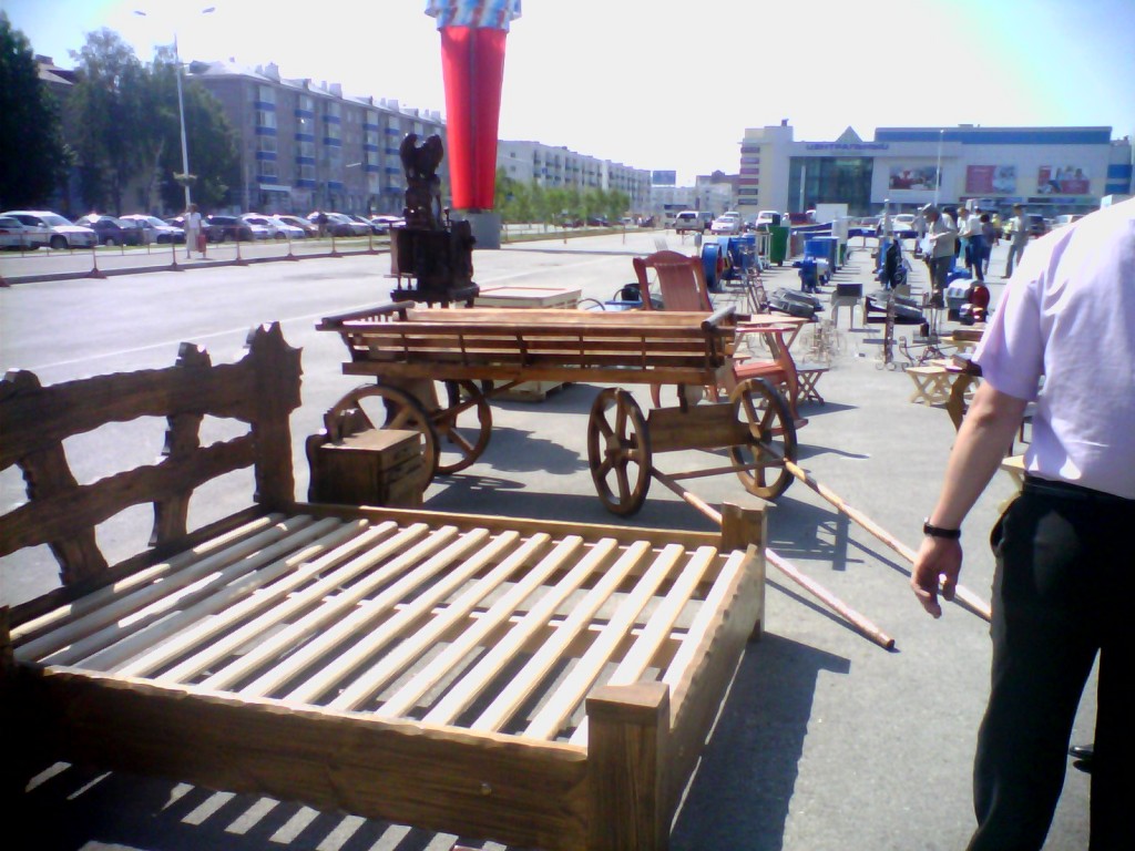 строительная выставка Уфа: кровать и телега